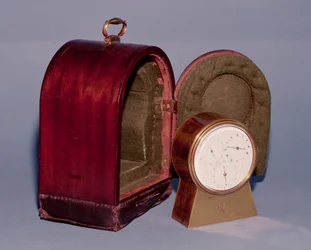 Marine chronometer in een messing kast, met witte emaille wijzerplaat met drie sub-wijzerplaten voor uren, minuten en seconden, met gouden wijzers en een met vilt beklede reiskoffer, door Josiah Emery, 1792